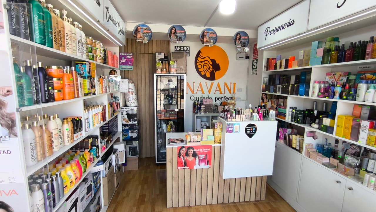 Productos de belleza y cuidado personal organizados sobre una mesa